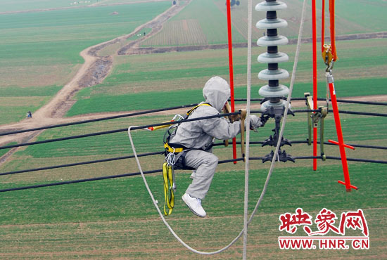 超高壓輸電線是樊建軍工作的主戰(zhàn)場，他現(xiàn)在雖然不經(jīng)常登塔，但在塔下卻并不輕松。