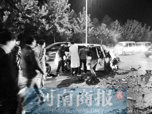慘劇現(xiàn)場(chǎng)，眾人紛紛上前施救，有人拉住變形的車門，為傷者爭(zhēng)取救援時(shí)間