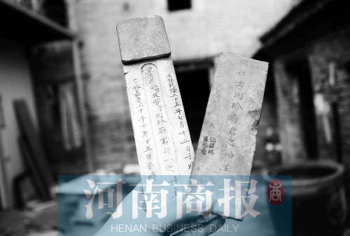 花五松的老宅里，還有祖上留下的牌位