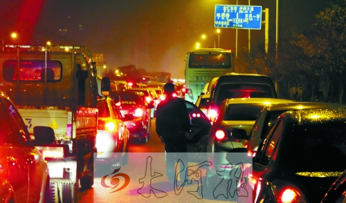 上周五晚上7點多,東風東路車輛擁堵,一個多小時只能前行100米。