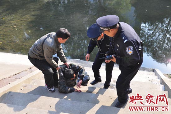 該男子滾入冰冷的金水河，嗆了幾口污水，連滾帶爬從水中出來(lái)，隨后被金水路派出所民警救上岸。