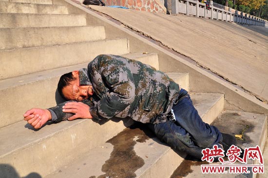 這名男子的衣服以及褲子全濕透了，水從衣褲里流出來(lái)，嘴里散發(fā)著濃烈的酒氣。