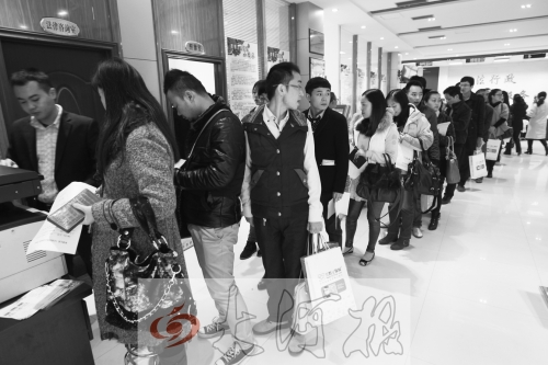 昨天,除復(fù)印材料處有新人排隊外,金水區(qū)民政局婚姻登記處大廳內(nèi)處未見新人排隊的火爆場景。