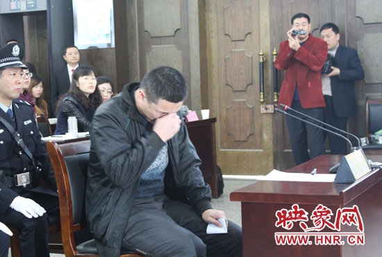 庭審現(xiàn)場(chǎng)，被告人常樹(shù)民哽咽著宣讀手中的悔恨書(shū)。