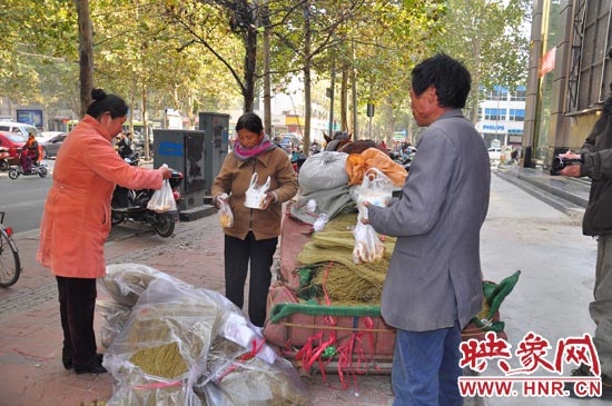 在賣粉條的時候,還有市民給他們送飯。