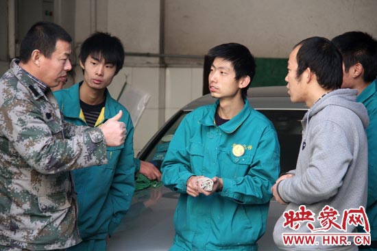 楊冠軍（左）在和兄弟們交流時(shí)，多數(shù)都是用手語