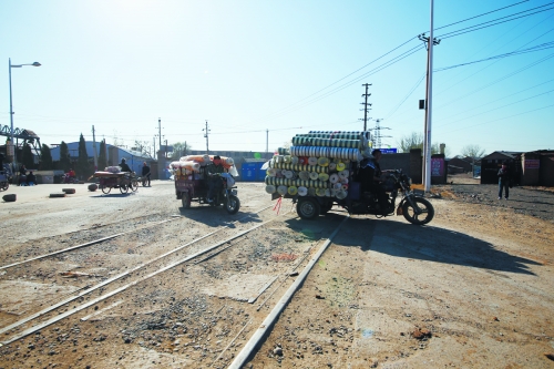 這里常?！叭搜鲴R翻”,常有婦女騎車帶孩子摔得頭破血流
