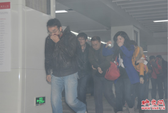 演習(xí)中，地鐵乘客從地鐵車廂中跑出。