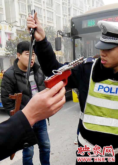 據(jù)當事交警描述，男子自知車上有刀，在車輛被逼停后，車上的另一名男子試圖將刀具交給到達現(xiàn)場的同伴。