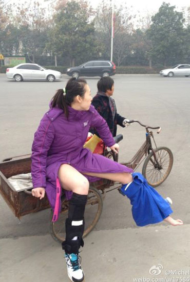 楊婕與朱婷相撞受傷下場(chǎng)-街頭大媽三輪送賓館。