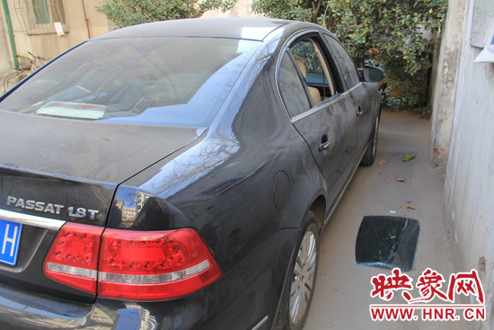 12月12日，鄭州金水區(qū)一小區(qū)汽車車窗被撬