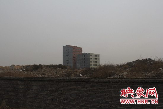 一墻之隔，但內(nèi)外環(huán)境卻截然不同
