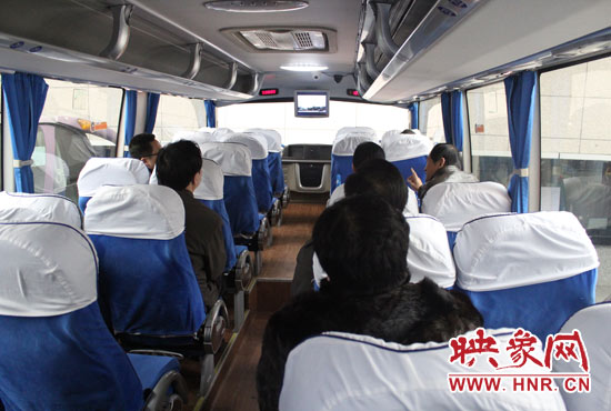 大巴車內(nèi)均在播放著這部以農(nóng)民工討薪為題材的微電影。