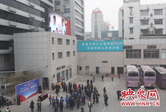 大巴車內(nèi)均在播放著這部以農(nóng)民工討薪為題材的微電影。