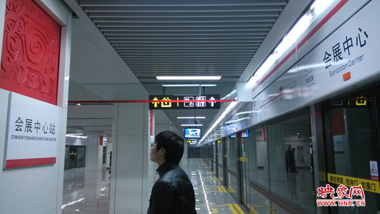 會展中心站，兩塊牌子的站點名稱英文翻譯也不相同