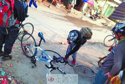 運(yùn)氣不好，十分鐘被扎了兩次胎，只能自己修車。