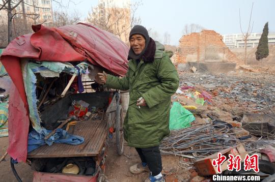 圖為老人向記者講述其生活狀況。周小云 攝