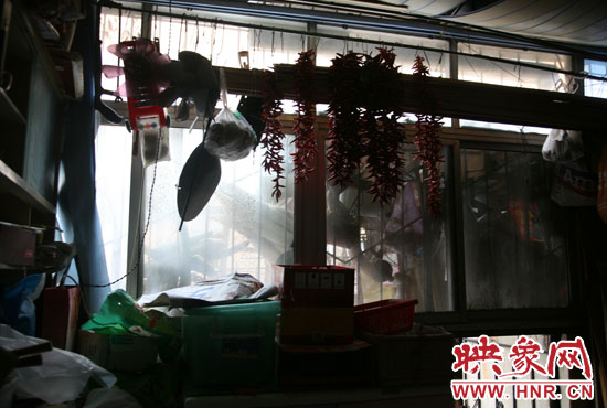 受影響的住戶將自己的窗戶遮擋起來(lái)，以防被加蓋樓層住戶看到自家