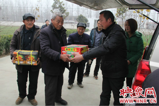 鄭春光的父親鄭慶兵和女兒鄭元元帶著他未完成的夢(mèng)想來(lái)到了鄭集鄉(xiāng)敬老院，看望慰問(wèn)居住在這里的五保老人。