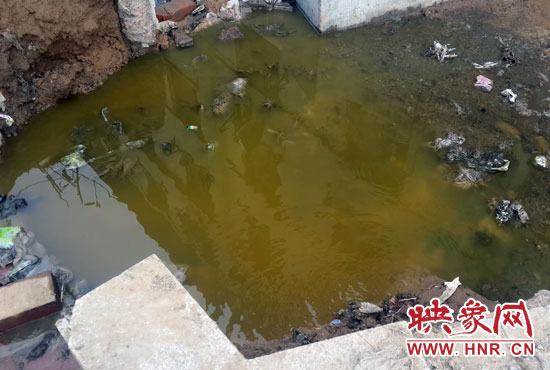 \路旁有一個水坑，污水不停在往外冒