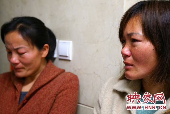 提及現(xiàn)狀，柴小快的女兒不住流淚。