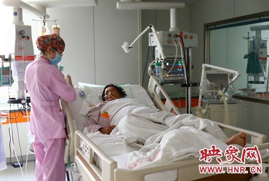 4月4日上午，仍舊躺在重癥監(jiān)護(hù)室里的柴小快正在接受治療。
