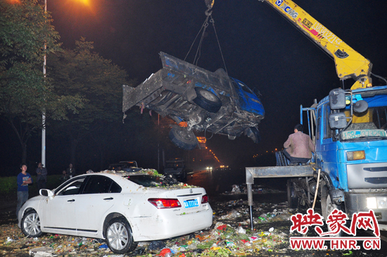 1點(diǎn)40許，兩輛車先后被吊起并拖離現(xiàn)場，停車場的幾位員工將路面清掃干凈，隨后該路段恢復(fù)通行。