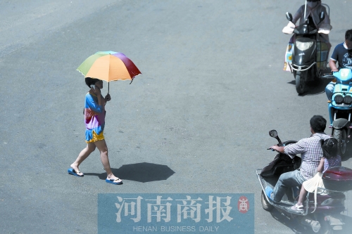 昨天，鄭州市區(qū)氣溫達(dá)到36.5℃ 記者 侯建勛/攝