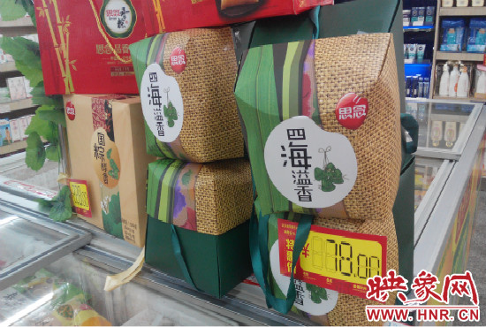 今年商場(chǎng)里的散裝、袋裝粽子多了，盒裝粽子的售價(jià)也更加親民。