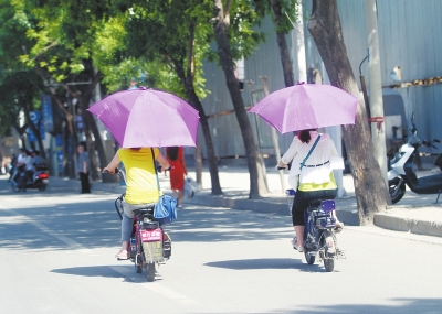 這樣打著傘騎電動(dòng)車(chē)會(huì)很危險(xiǎn)