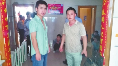 在吳文舉老師的幫助下，王強(qiáng)強(qiáng)（左）從傳銷窩點(diǎn)成功脫險(xiǎn)。