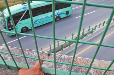 事發(fā)現(xiàn)場的橋梁護欄上,還留有疑似肇事瀝青塊的碎片。