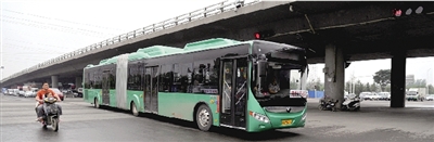 昨日上午，一輛B3快速公交測(cè)試車行駛在西三環(huán)的線路上。