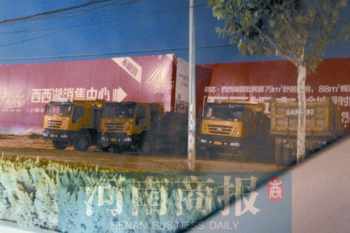 昨夜，記者發(fā)現(xiàn)一些工地外，渣土車們正在“休息”記者 鄧萬里/攝