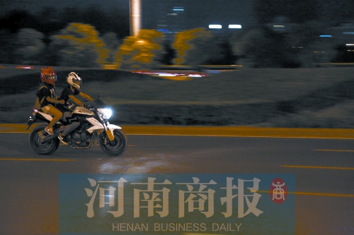 深夜，鄭東新區(qū)，不少人騎著摩托車呼嘯而過