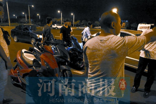 一小時內(nèi)，民警就扣了12輛摩托車、電動車