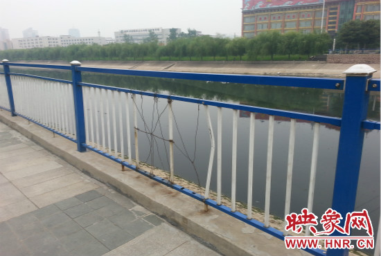 公園內(nèi)多個(gè)護(hù)欄中間的鋼筋條不翼而飛，僅僅是用幾根細(xì)細(xì)鐵絲纏住。