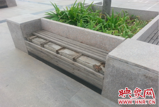 基礎(chǔ)設(shè)施破壞嚴(yán)重，一直無(wú)人修理。