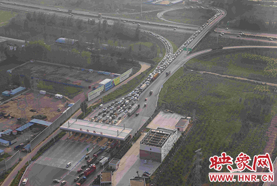 圖為鄭州環(huán)城高速航海路上下口，已經(jīng)出現(xiàn)車(chē)輛排隊(duì)情況。
