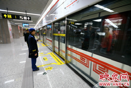 自11月29日起，鄭州地鐵將進(jìn)一步縮短行車間隔。