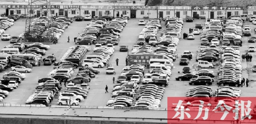 鄭州市文化路北段一個(gè)二手車交易市場(chǎng)，停放著密集的二手車