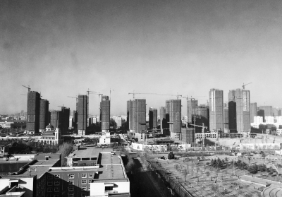 在鄭州市同一地點拍攝的照片，下為1月1日晴朗天氣，上為1月5日霧霾天氣。（拼接圖片）