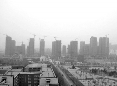 在鄭州市同一地點拍攝的照片，下為1月1日晴朗天氣，上為1月5日霧霾天氣。（拼接圖片）