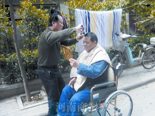 2011年8月18日，老鄰居給高新海剪發(fā)