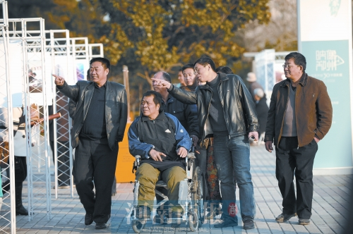 2009年9月15日，老鄰居們陪高新海游綠城廣場(chǎng) 井勇/供圖