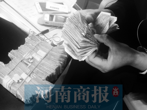 一名店員點了快一個小時，只點了一小部分零錢