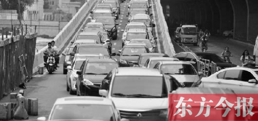 昨日，鄭州市大學(xué)路與隴海路交叉口處，因封閉施工，現(xiàn)場(chǎng)堵成停車場(chǎng)