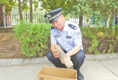 民警進(jìn)行檢查 民警進(jìn)行檢查