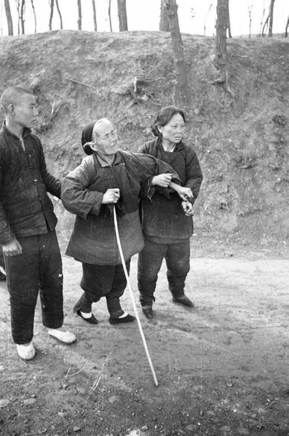 災(zāi)民，看到左側(cè)年輕人的白鞋，應(yīng)該是剛死去親人