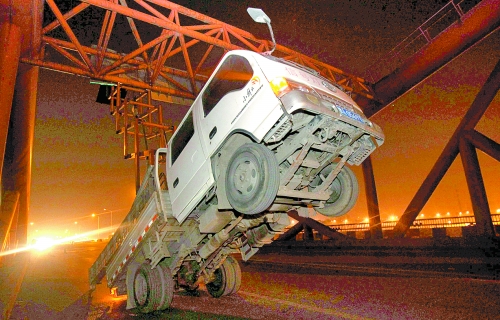 　車上升降機的工作臺被卡，車身前部高高翹起。